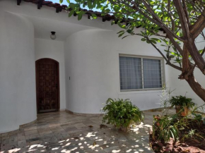 Casa em bairro residencial próxima ao centro e HB